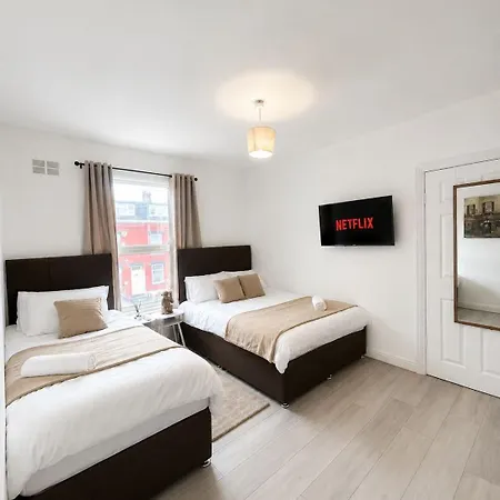 Apartment Spacious 2 Bedroom Home, 1 Mile From Centre, Pets Welcome, Parking, Wifi *