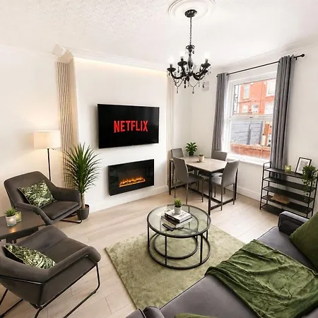 Spacious 2 Bedroom Home, 1 Mile From Centre, Pets Welcome, Parking, Wifi *