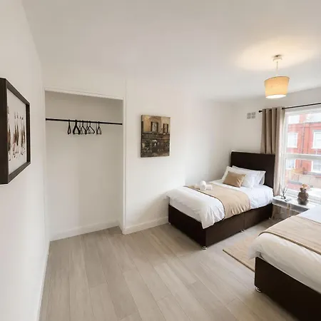 Spacious 2 Bedroom Home, 1 Mile From Centre, Pets Welcome, Parking, Wifi
