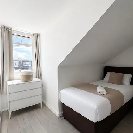 Apartment Spacious 2 Bedroom Home, 1 Mile From Centre, Pets Welcome, Parking, Wifi *