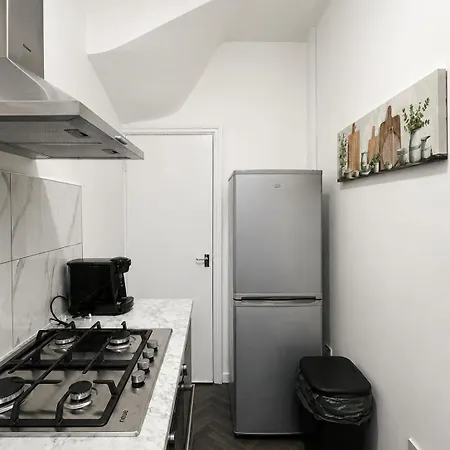 Apartment Spacious 2 Bedroom Home, 1 Mile From Centre, Pets Welcome, Parking, Wifi *