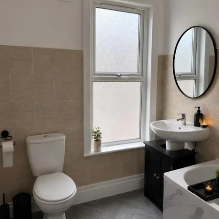Spacious 2 Bedroom Home, 1 Mile From Centre, Pets Welcome, Parking, Wifi * Leeds (West Yorkshire)