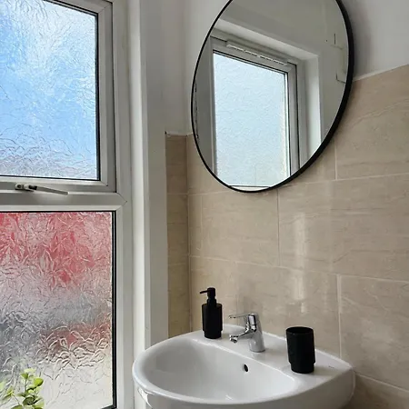 Spacious 2 Bedroom Home, 1 Mile From Centre, Pets Welcome, Parking, Wifi Apartment
