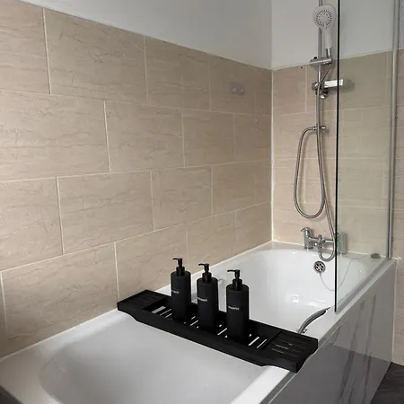 Apartment Spacious 2 Bedroom Home, 1 Mile From Centre, Pets Welcome, Parking, Wifi