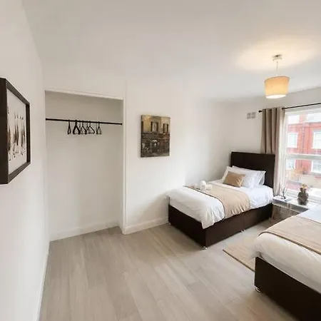 Spacious 2 Bedroom Home, 1 Mile From Centre, Pets Welcome, Parking, Wifi