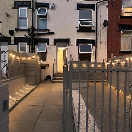 Spacious 2 Bedroom Home, 1 Mile From Centre, Pets Welcome, Parking, Wifi Apartment